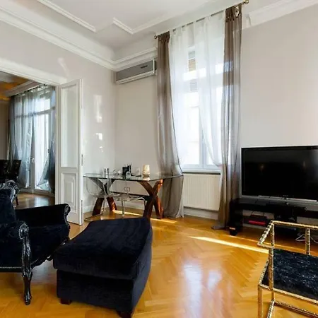 Art Deco Basilica Apartment *